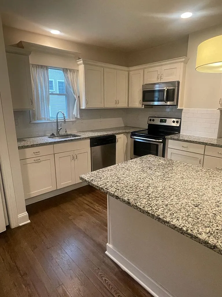 1 bed, 700 sqft, $1,800 — Photo 1