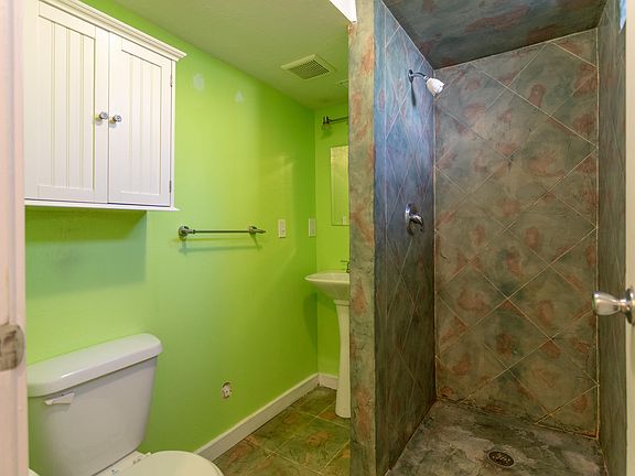 4th image of 900 Cooley St
