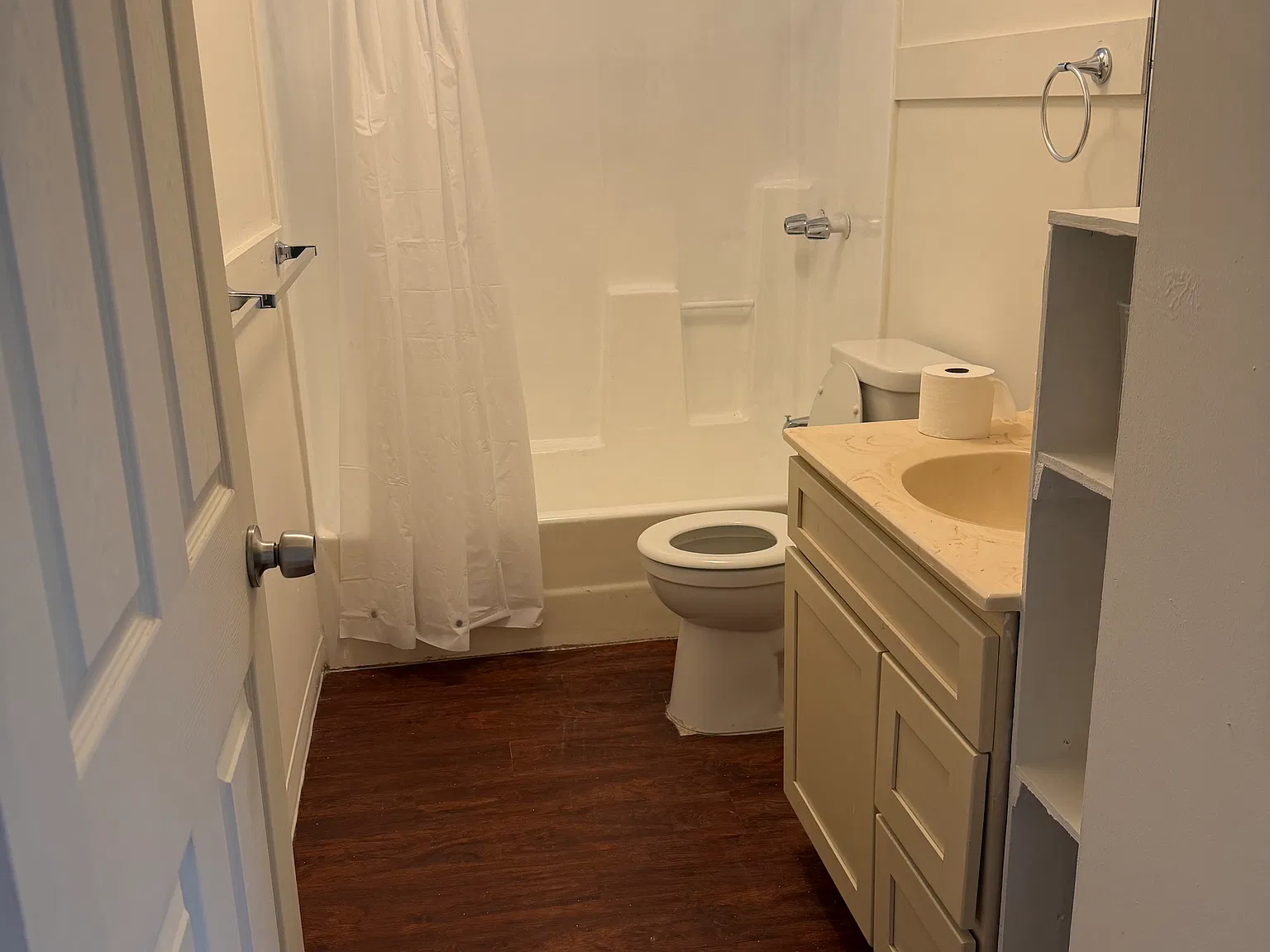 3 bed, 870 sqft, $2,100 — Photo 4