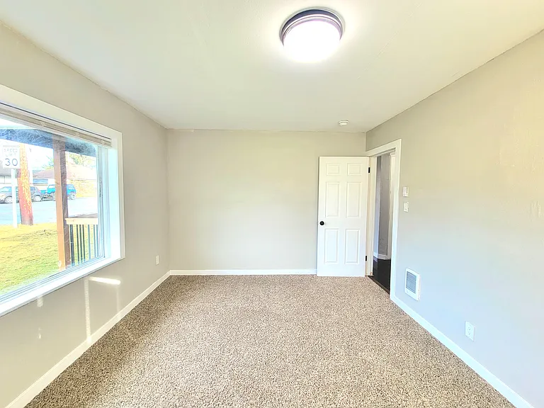 718 Perry Ave — Photo 12