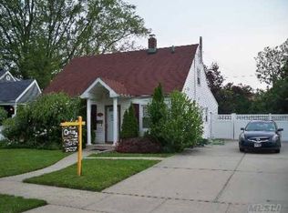 24 Cord Ln, Levittown, NY