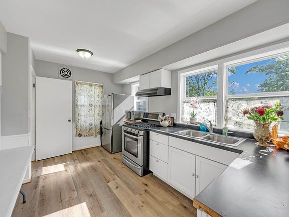 5th image of 2205 52nd St