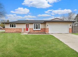 1 Danbury Ct, South Elgin, IL 60177