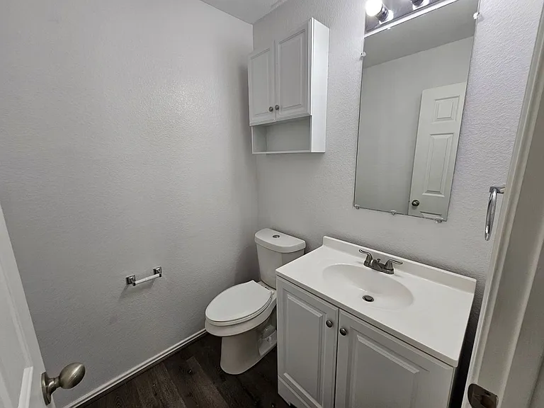 902 Fleming St — Photo 15