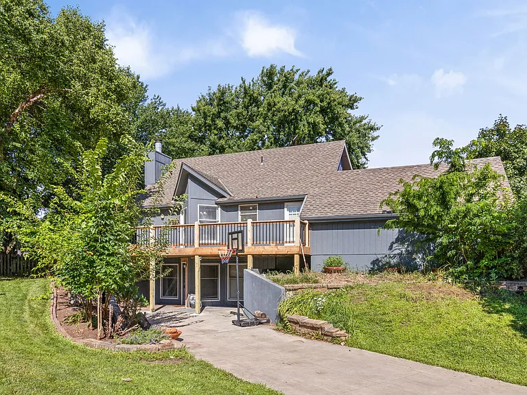 Walkout basement entry, additional driveway