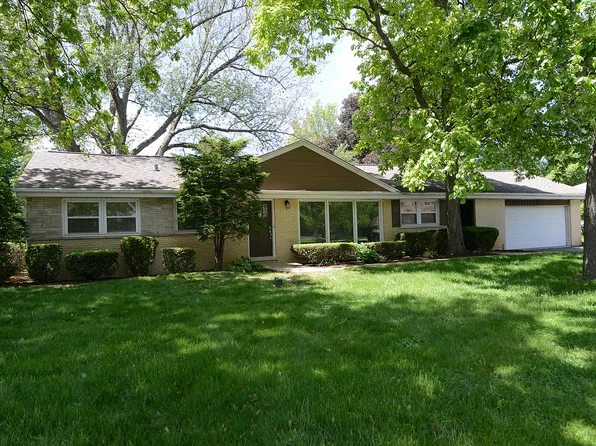 6N002 Laurel Dr, Medinah, IL 60157