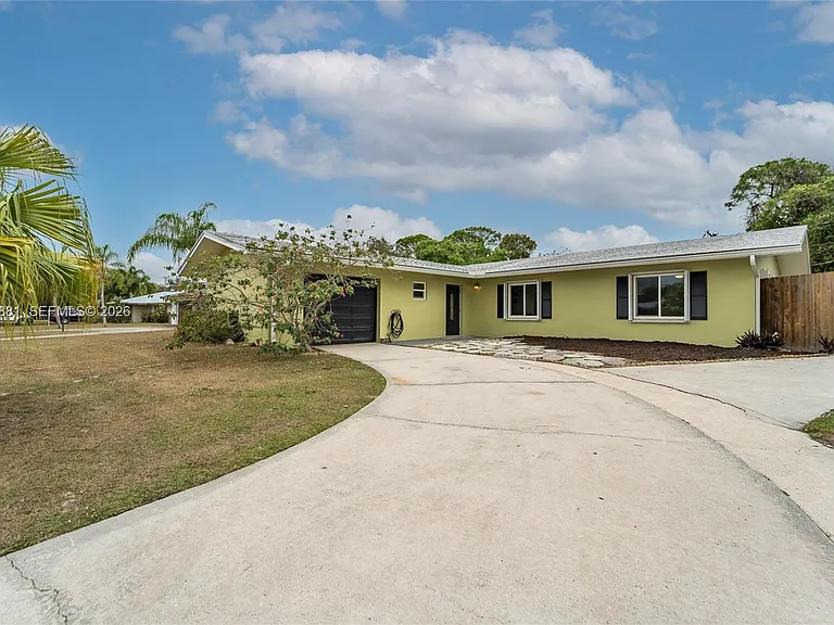 607 Coconut Ave N — Photo 2