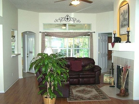 3rd image of 124 Hawthorn Hedge Ln