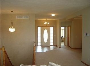 2060 Creekside Dr, Papillion, NE 68046