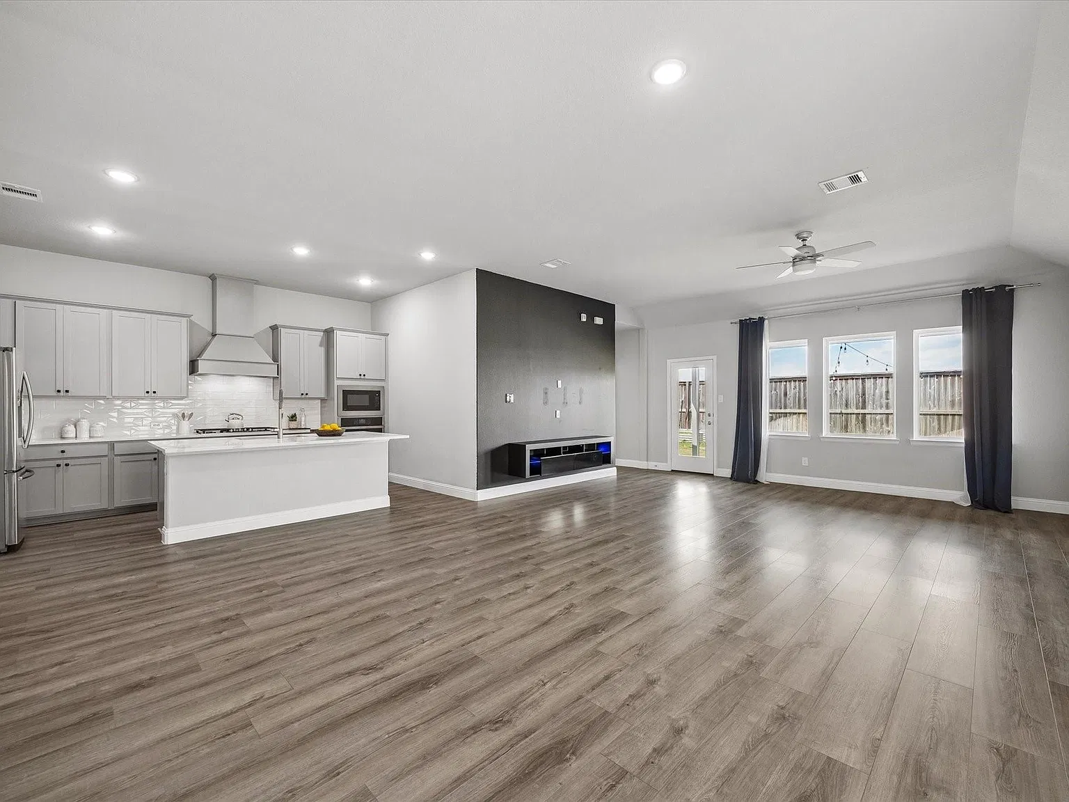 3 bed, 2.0 bath, 2057 sqft, $2,300 — Photo 4