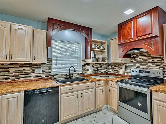5th image of 4431 NW 32nd Ave
