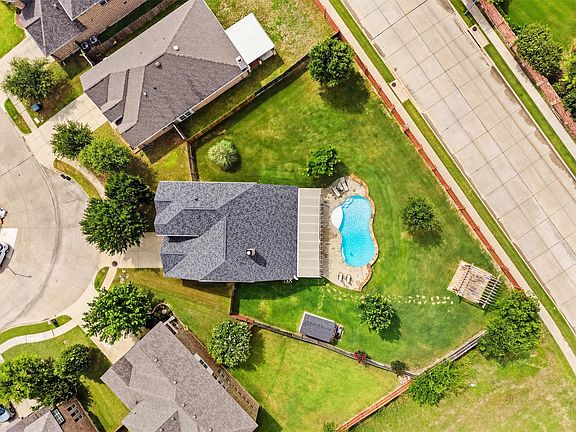 4th image of 1365 Broadmoor Dr