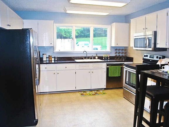 Great Kitchen with new appl.