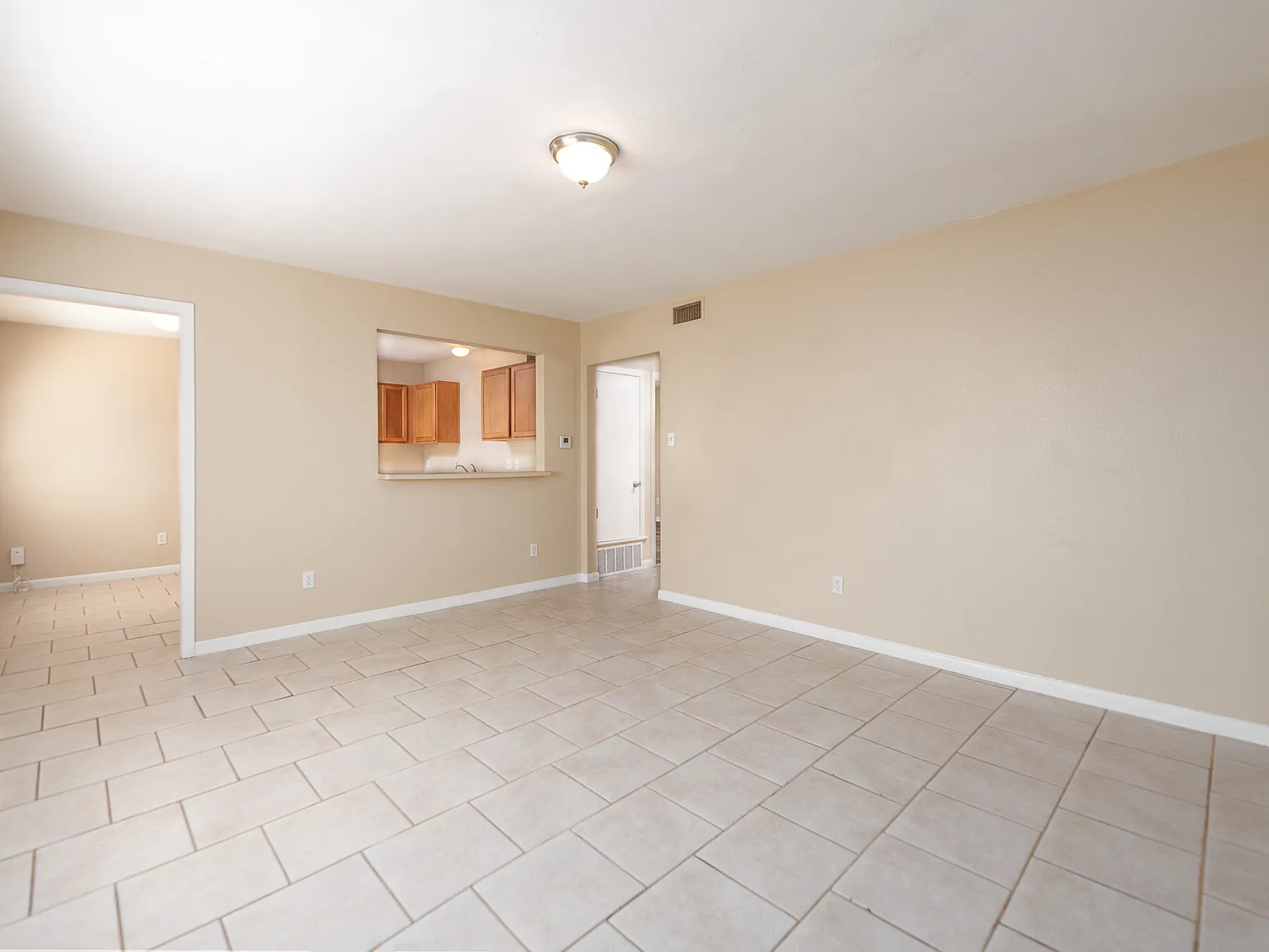 Twin Crest 7300 - 201 — Photo 1