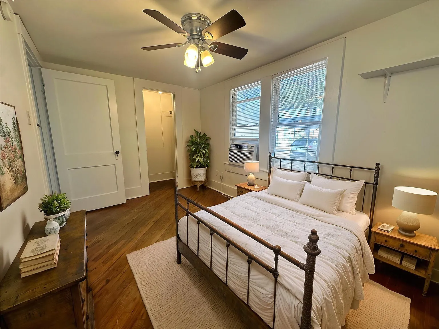 2 bed, 1.0 bath, 1236 sqft, $1,450 — Photo 2