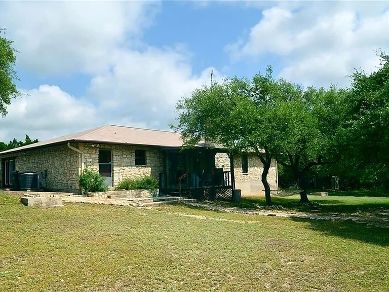 696 Hill Country Trl — Photo 2