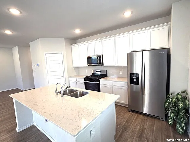 4 bed, 2.5 bath, 1940 sqft, $1,900 — Photo 4