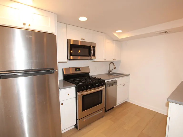 Spacious 2 bedroom unit in a great area in Graduate hospital — Photo 11