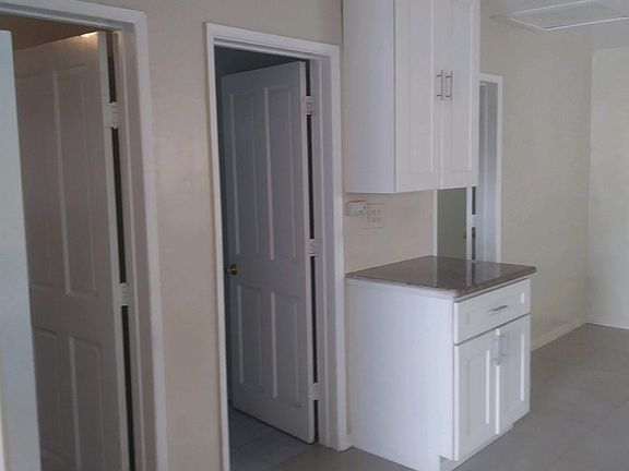 4th image of 804 E 111th Dr