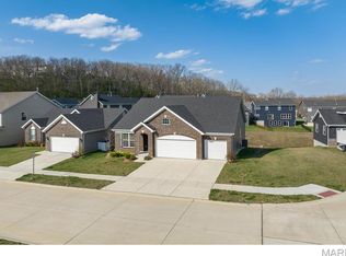 689 Fox Creek Dr, Fenton, MO 63026