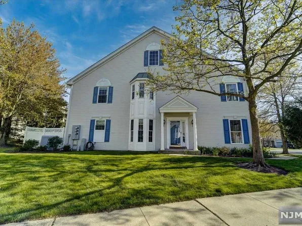 1 Fox Meadow Ln, Holmdel, NJ 07733