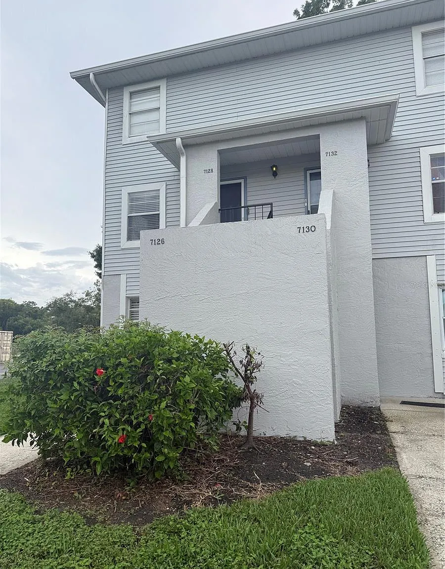 2 bed, 1.5 bath, 864 sqft, $1,700 — Photo 2