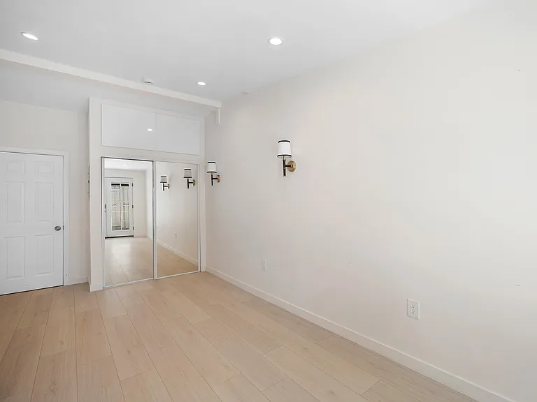 22432 Burbank Blvd #1/2 — Photo 5