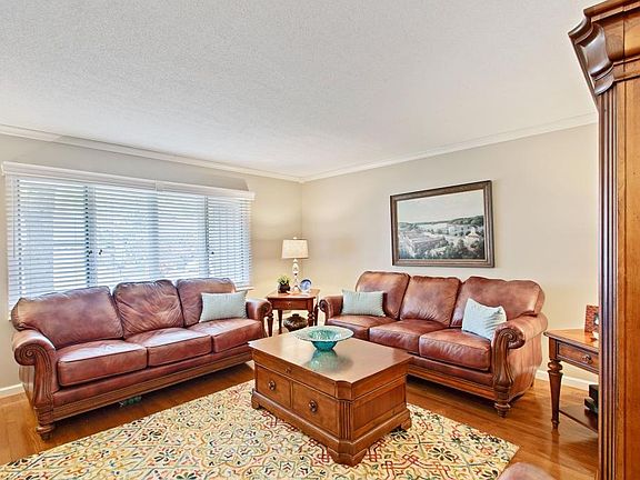 2nd image of 2701 Hawthorne Ln