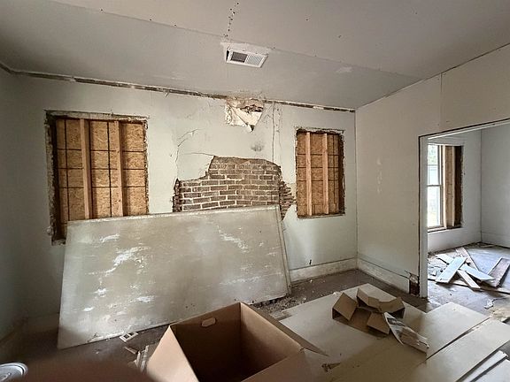 4th image of 858 Carson St