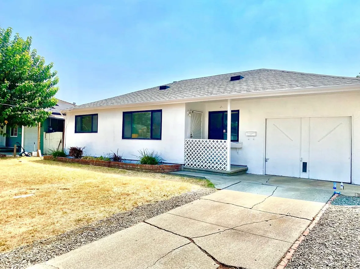 3 bed, 1019 sqft, $1,800 — Photo 1