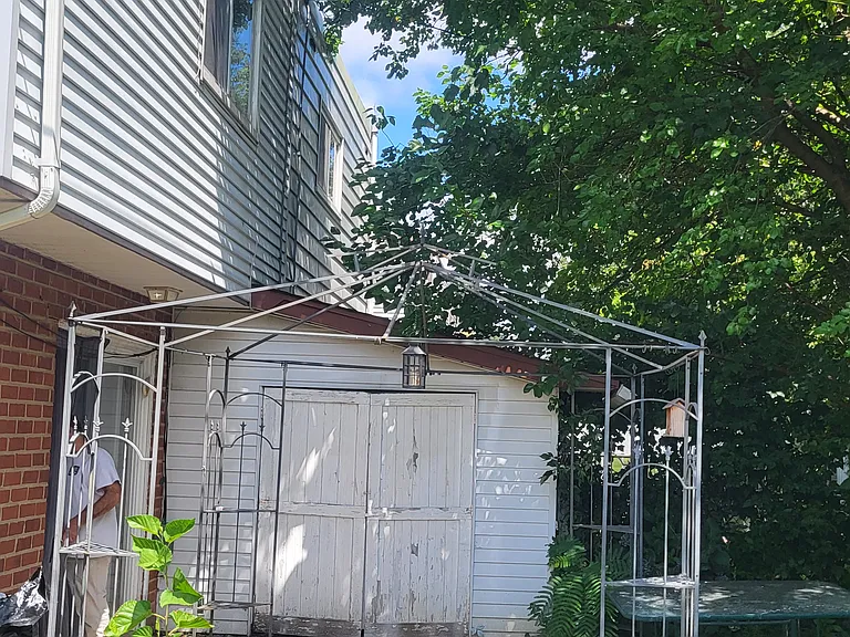 1011 Foster St — Photo 4