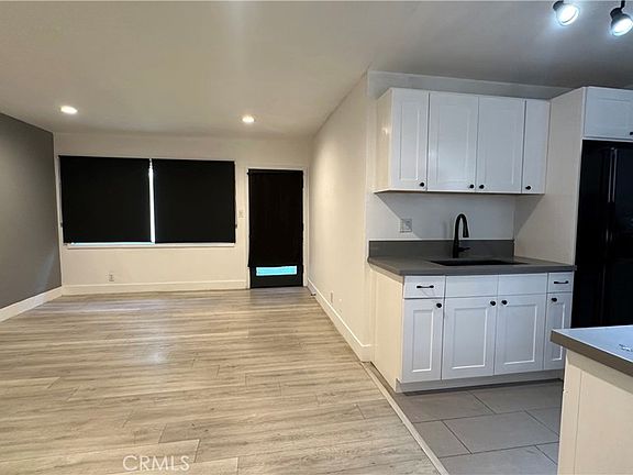 5th image of 14222 Calvert St APT 3
