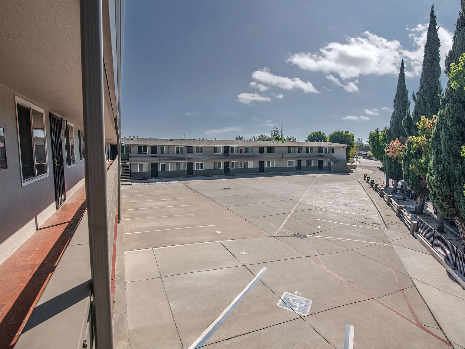 Willow Manor Apartments — Photo 3