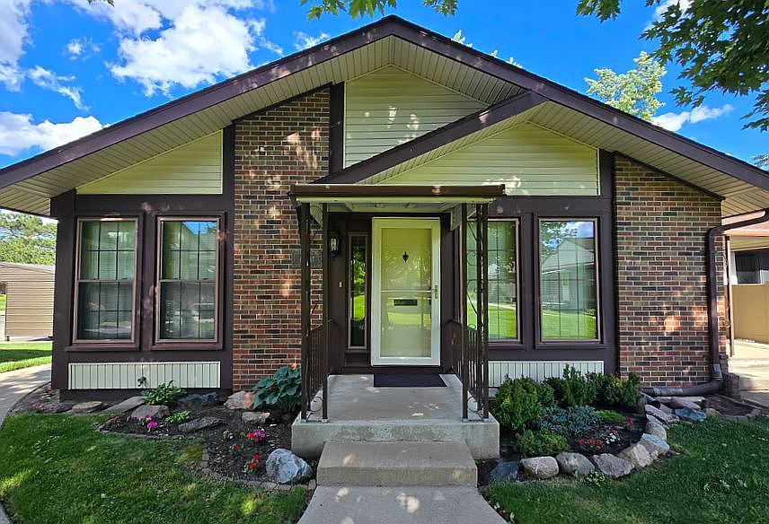 1st image of 40437 Newport Dr #310
