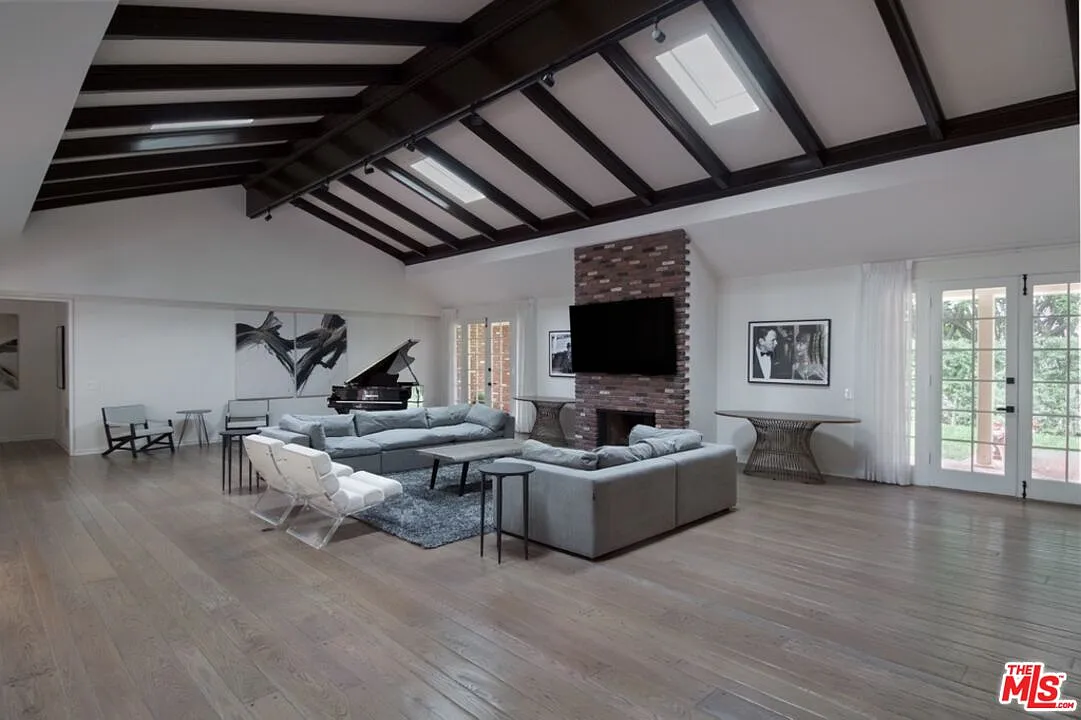 5 bed, 6.5 bath, 5000 sqft, $26,950 — Photo 3