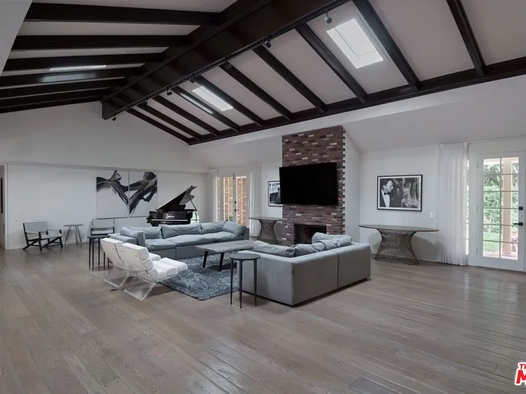 1121 N Beverly Dr — Photo 3