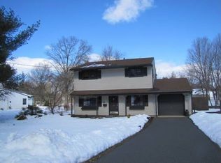 40 Emerald Rd, Kendall Park, NJ 08824