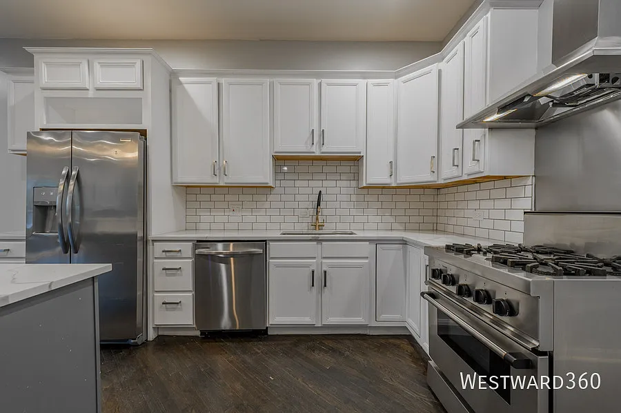 Great three bed/two bath unit in Wicker Park Available Now! — Photo 4