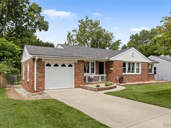 2211 Cherry Ln, Saint Charles, MO 63301