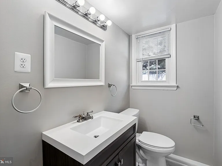 1103 Playford Ln — Photo 20