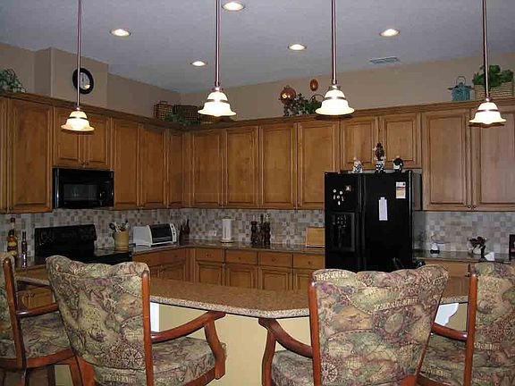 Any Cook Would Enjoy This Kitchen With 42 Inch Upper Cabinets 