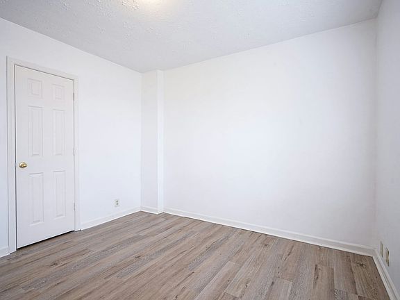4th image of 5159 E 16th St #E16