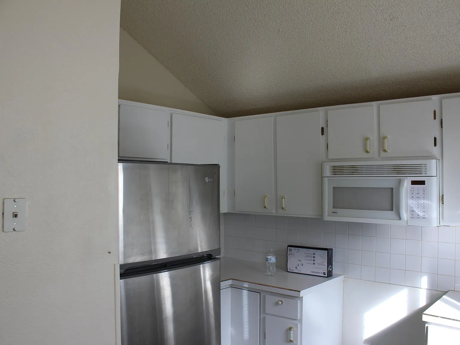 3 bed, 2.5 bath, 1321 sqft, $2,400 — Photo 2