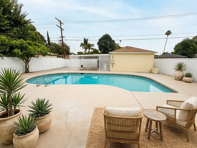 6836 Lindley Ave — Photo 9
