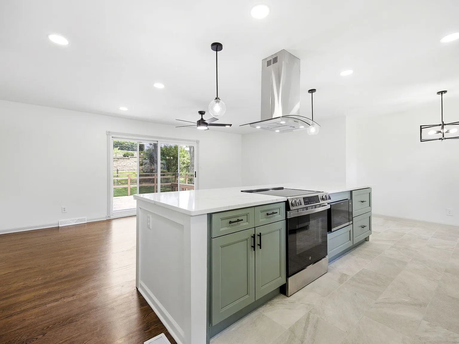 3 bed, 1.5 bath, 1054 sqft, $2,500 — Photo 2