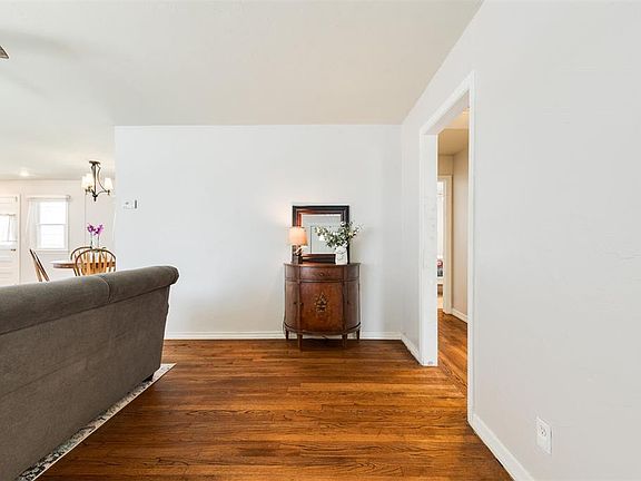 4th image of 1617 Oxford Way
