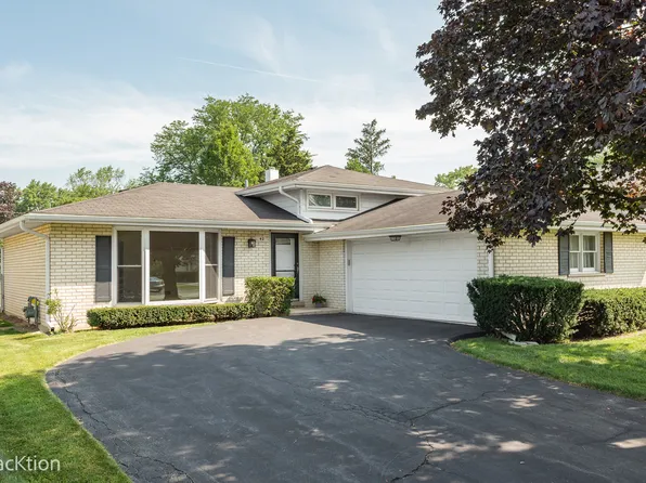 42 W 56th Pl, Westmont, IL 60559