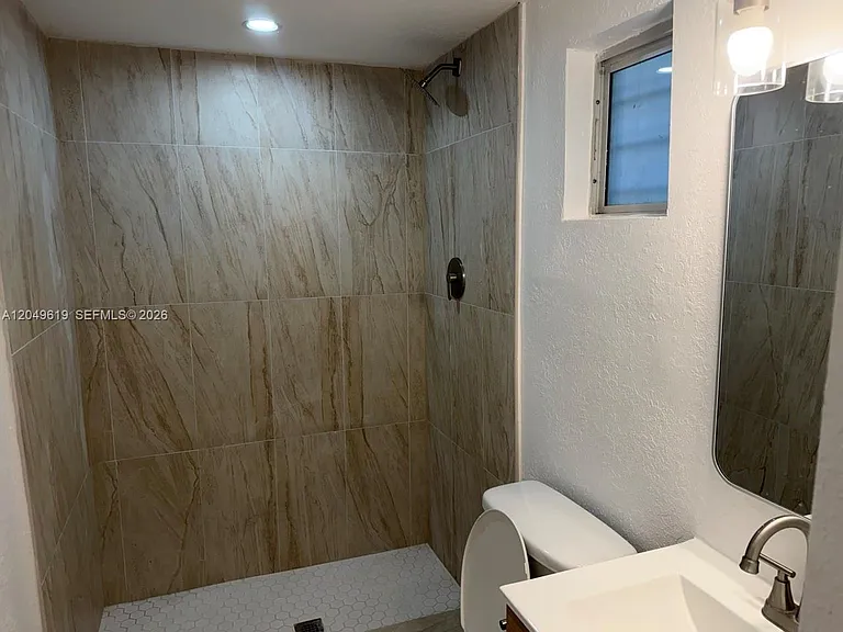 219 SW 21st Ave #5 — Photo 3