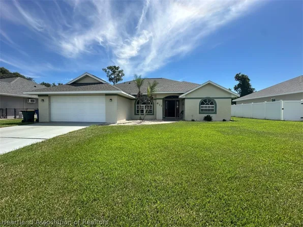 611 Entrada Ave, Sebring, FL 33875