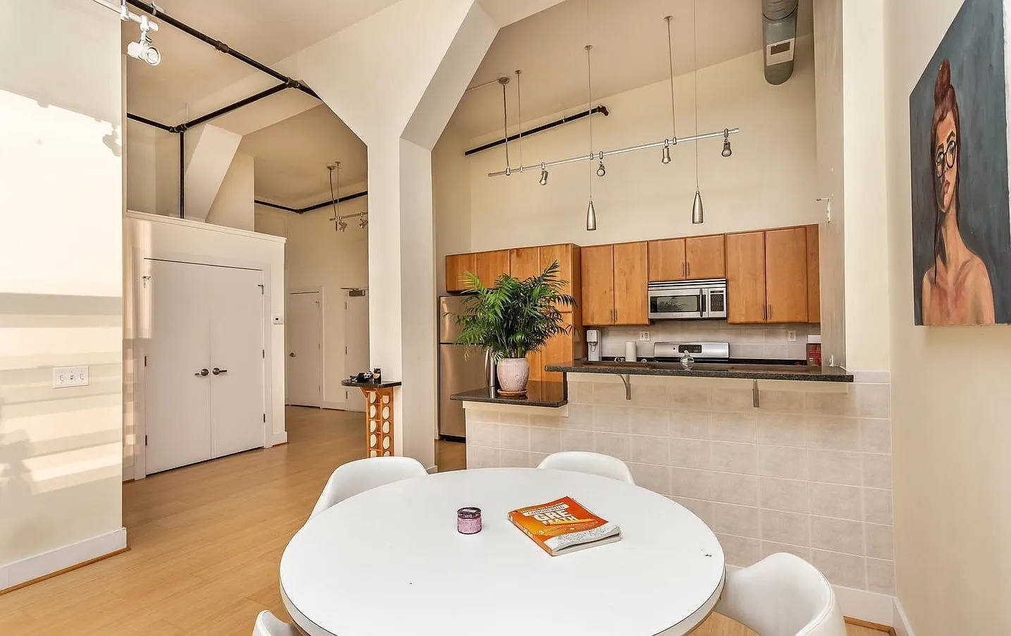 2 bed, 1300 sqft, $2,100 — Photo 1